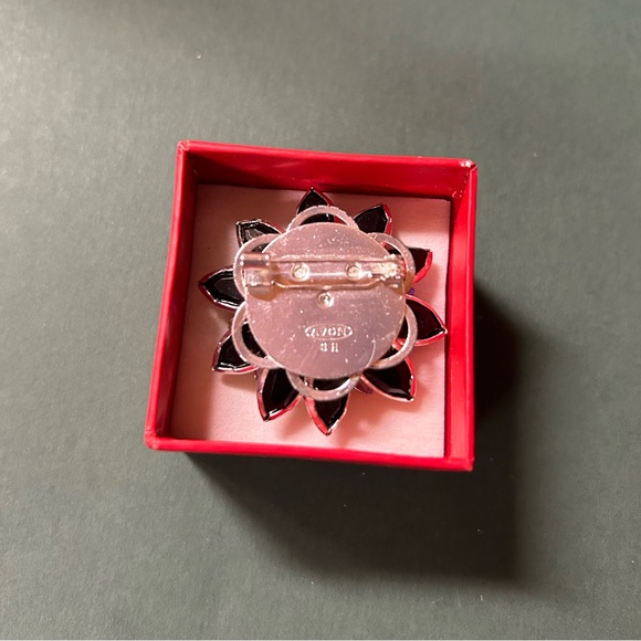 Avon Flower Pin - Picture 3 of 5